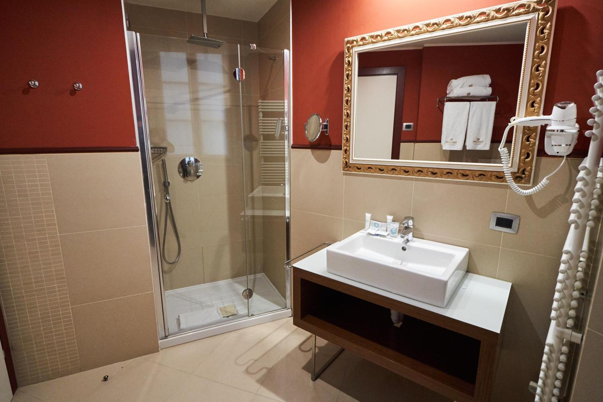 Hotel Centrale Best Western Signature Collection ตีราโน ภายนอก รูปภาพ
